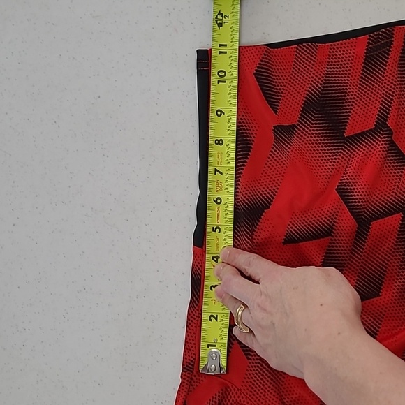 Under Armour boy's red and black athletic shorts size XL - Picture 5 of 5